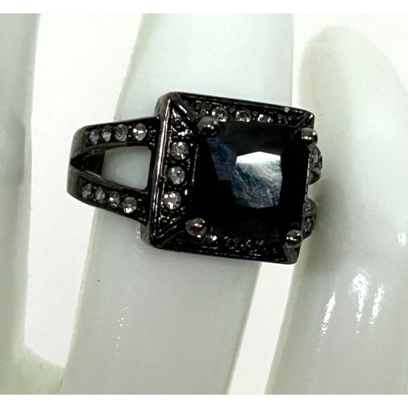 Fashion Jewelry Women’s Ring 6 Faux Square Black Princess Cut Faceted Crystals - Picture 3 of 17